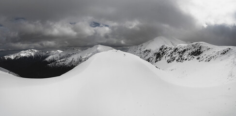 Panorama zimowa na Tatry. Duża ilość śniegu z zagrożeniem lawinowym - obrazy, fototapety, plakaty