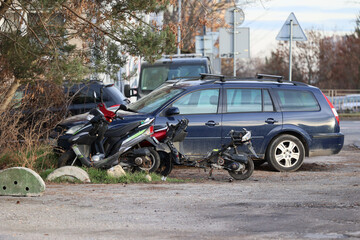 Stary zepsuty i połamany skuter stoi na parkingu,  - obrazy, fototapety, plakaty