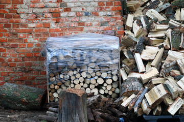Pryzma drewna opałowego leży przygotowana na zimę. Skład drewna. 