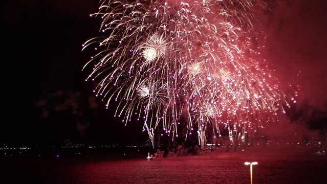 Fumo E Fogos-de-artifício Da Mostra Do Fogo Do Mundo Da água Dos Estúdios  Universais Imagem Editorial - Imagem de paisagem, extremo: 105020345