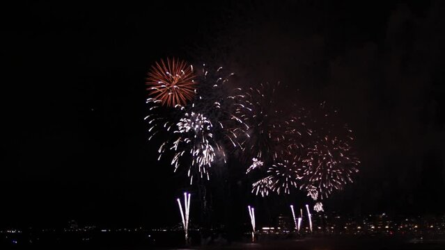 Fumo E Fogos-de-artifício Da Mostra Do Fogo Do Mundo Da água Dos Estúdios  Universais Imagem Editorial - Imagem de paisagem, extremo: 105020345