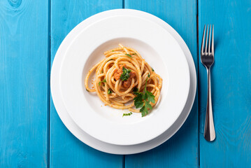 Deliziosi spaghetti conditi con salsa di ricci di mare, cucina italiana, cibo mediterraneo 