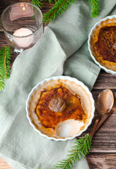 Plat de porcelaine avec crème brulée à la châtaigne