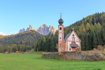 Fototapeta na wymiar Church San Giovanni in Ranui in the Val di Funes Chiesetta di San Giovanni