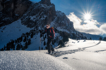 Skitour Wanderung in den Bergen der Dolomiten in Südtirol im Winter