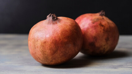 Granadas sobre fondo r&uacute;stico blanco y negro con copyspace