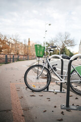 Obraz premium Bike parked in city with security lock - defocused fall atmoshpere in background
