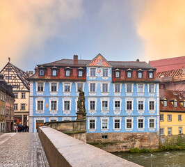Fototapeta na wymiar Blaues Haus mit Kunigunden-Statue an der unteren Brücke in Bamberg, Deutschland 