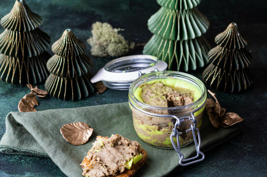 Terrine de faux-gras et son toast avec un d&eacute;cor de No&euml;l