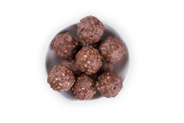 bolas de chocolate em fundo branco,vista superior