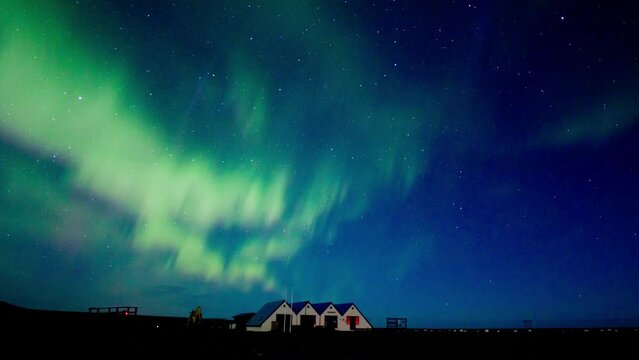 Timelapse aurora boreal Islandia con casas