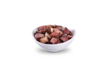 bacon em cubos em fundo branco