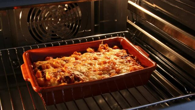 Timelapse de macarrones con queso en horno