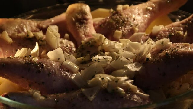 Timelapse de muslos de pollo as&aacute;ndose en horno