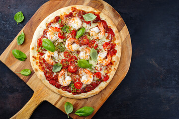 Traditionelle italienische Pizza frutti di mare Riesengarnelen, Tomaten und Mozzarella serviert als...