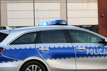Incydent policji  w mieście. - Sygnalizator błyskowy niebieski na dachu radiowozu policji polskiej drogowej.  © FotoDax