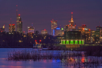 Fototapeta na wymiar Pierwszy dzień roku 2023 w Warszawie nad Wisłą. Panorama warszawy z nad Wisły w stronę centrum śródmieścia