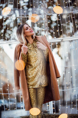 Mannequin  en hiver dans la ville pour les fêtes
