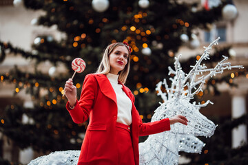 Femme en rouge dans Aix en Provence en hiver à Noel