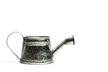 Regadera de zinc sobre un fondo blanco liso y aislado. Vista de frente y de cerca. Copy space