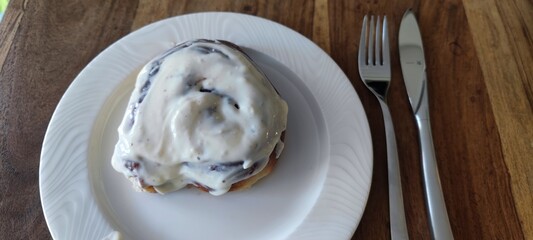 Cinnamon Roll on a table, Angerichtete Zimtschnecke, selbstgebacken, baked, lecker, yummi, 
