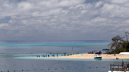 Obraz premium Beach and beachgoers at the NW end of Green Island-Great Barrier Reef. Cairns-Australia-371