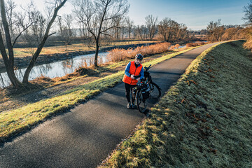 Nowoczesny szlak rowerowy, Żelazny Szlak Rowerowy na Śląsku w Polsce wczesnym rankiem zimą
