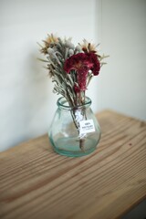 ガラスの花瓶とドライフラワー
