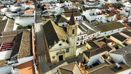 Iglesia parroquial estilo mudéjar en un pueblo de Sevilla (España). Vista aérea tomada desde un...