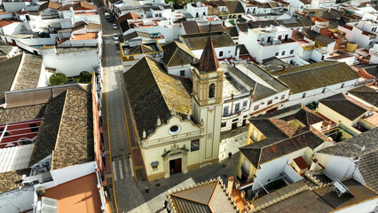 Fototapeta premium Iglesia parroquial estilo mudéjar en un pueblo de Sevilla (España). Vista aérea tomada desde un dji mavic 3. Mudejar style parish church in a town in Seville (Spain). Aerial view taken from mavic 3.