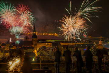 Mit einem Feuerwerk wird das neue Jahr begrüßt. Pyrotechnische, bunte Lichtspiele und Knaller...