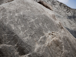 Arte tallado en rocas, figura humanoide, cultura antigua, Petroglifos de huancor, Perú, Sudamérica - obrazy, fototapety, plakaty