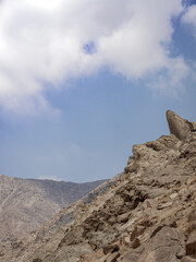 rostro de guardi&aacute;n descansando en la monta&ntilde;a con fondo de cielo azul, petroglifos de huancor, Peru, Sudam&eacute;rica 