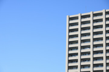 青空とマンションの角