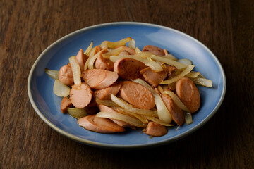 魚肉ソーセージと玉ねぎのマヨネーズ醤油炒め