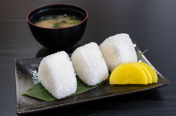 塩おにぎり3個と沢庵に味噌汁