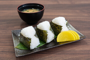 朝食におにぎりと味噌汁