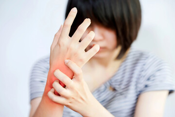 Women's wrist pain with carpal tunnel syndrome is a very common disease in middle-aged to elderly...