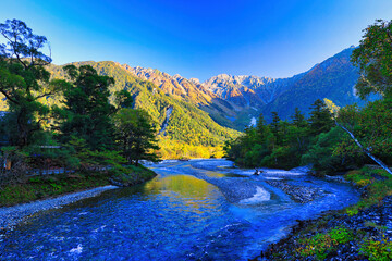 上高地の河童橋から眺めた梓川と紅葉の穂高連峰