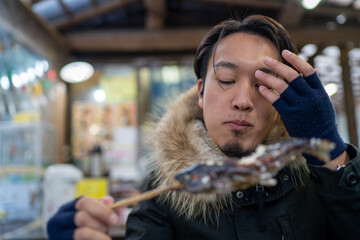 Fototapeta premium 焼き魚が苦手な男性