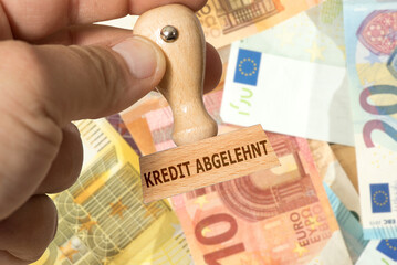 Euro Geldscheine und ein Stempel Kredit Abgelehnt
