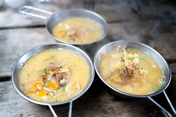 アウトドアごはん　シェラカップに入れた豚汁