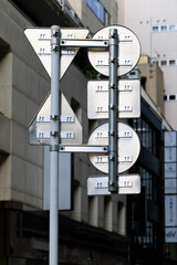 都会の道路に設置された交通標識