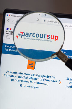 Clamart, France, 2 janvier 2023: Détail du site internet gouvernemental français "parcoursup.fr", destiné à recueillir et gérer les vœux d'affectation des futurs étudiants de l'enseignement supérieur