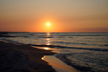 Fototapeta na wymiar Sonnenuntergang über der Ostsee