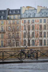 Fototapeta na wymiar bicycle against the backdrop of Parisian buildings