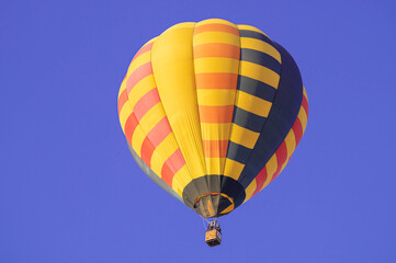 快晴の空を飛行する熱気球