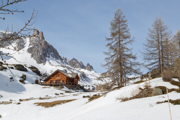 Refuge de Laval dans la vallée de la Clarée dans les Hautes-Alpes en hiver