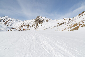 Fototapeta na wymiar Refuge de Laval dans la vallée de la Clarée dans les Hautes-Alpes en hiver