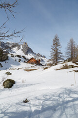 Refuge de Laval dans la vallée de la Clarée dans les Hautes-Alpes en hiver